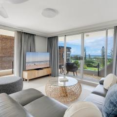2BR Beachfront Bliss in Broadbeach ! Ocean Views!