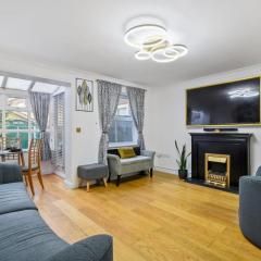 5 Min to Heathrow & Uxbridge Station with Parking