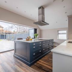 FAMILY FRIENDLY ESCAPE IN ETON, COUNTRYSIDE VIEWS with Hot Tub