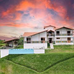 Oasis Montenegro Pool jacuzzi 10min to Coffee Park