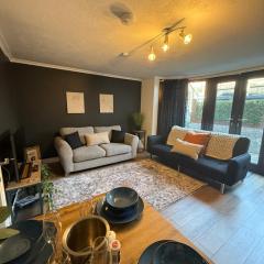 The Chapel - Worcester City - FREE Parking, WI-FI, Toiletries - TVs in rooms - Stocked kitchen - Entire Apart - Self Check-In - Outside Space
