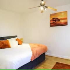 Comfortable 5 Bedrooms, Sleeps 10, Free Parking, Near NEC & Airport, Contractors