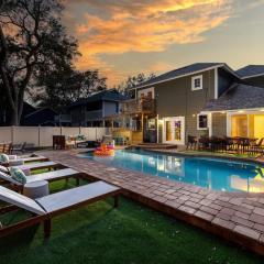 Tiki Bar Pool Putt Putt 1 Mile from BEACH