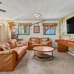 Creekside Cabin with Hot Tub-Fireplace-Pool Table