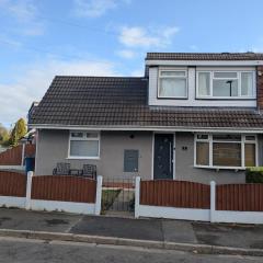Manley House - Close to Town Centre - Self-Check-In - Driveway Parking, Two Living Rooms, Garden Office, Smart TVs by Yoko Property
