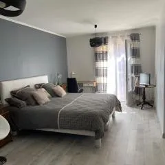 Grande Chambre meublee
