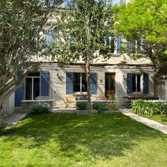 Maison de caractère avec jardin arboré en Avignon