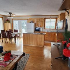 Saguenay-Lac-Saint-Jean Getaway 3-Bedroom Holiday Cottage with Garden View