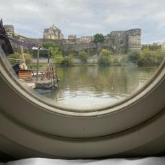 Bateau traditionnel de Loire face au château d'Angers