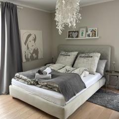 Architect-Apartments 80qm 3 Schlafzimmer, integrierter Küche und Bad, 2min von A8, Garten mit Sitzgruppe, ruhig und modern