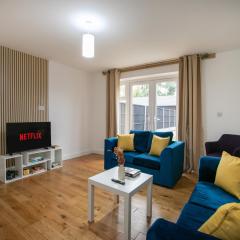 Luxurious 5 Bed House, Sleeps 9, Separate, Driveway, Close to City