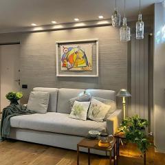 Luxury Art & Chromotherapy Apartment Downtown - FREE PARKING