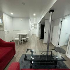 Cozy Basement Retreat - Free Parking in Etobicoke