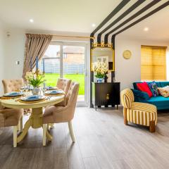The Little Chinoiserie 2 bed house with large garden and only 7 min away from MK Central Rail station and City Centre