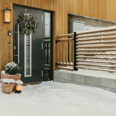 EIRA Fjord Stay with firepit, snowmobile rental and free snowshoes