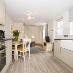 2 Bed Cottage - Sleeps 4 - Pets - Patio - Parking