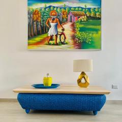 Luxurious spacious 2-bedroom apartment, steps from beach