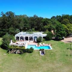 Casa de campo con piscina, bar y casa de huéspedes