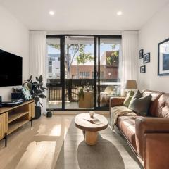 Peaceful Escape with King Bed, Parking and Walk to CBD!