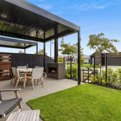 Wanaka New Luxury with an Outdoor Fire patio Sleeps 8
