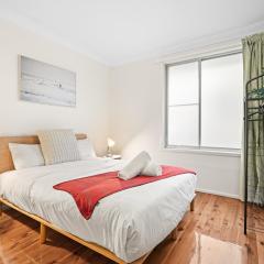 Comfy Double Room - Cozy and Well-Connected - Shared Bathroom