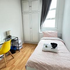 Single room near Bayswater close to tube & Bus