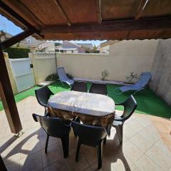 Jolie maison de vacances rénovée toute climatisée 6 couchages, 2 chambres mezzanine 100m de la plage residence LE VILLAGE DE LA MER LRVM88