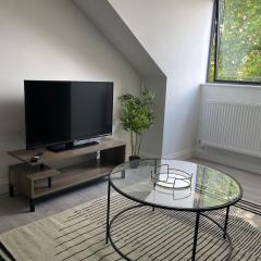 Royal Oak 7 - FREE PARKING - Sleeps 5 - Perfect for Contractors - Near Shops - Wi-Fi - Long Term Stays