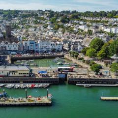 Charming Apartment with Garden & Parking