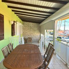 Jolie maison saisonnière en Guadeloupe de 160m2 disposant de 4 chambres 2 toilettes une grande véranda et terrasse