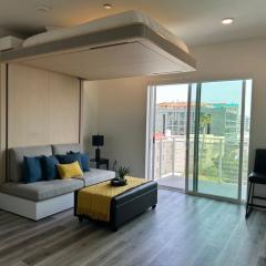 Heart of Hollywood-Walk of Fame 1bd Studio with View -Free parking, balcony, wifi, rooftop, gym, upscale amenities
