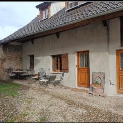 Grange rénovée dans cour privée avec jardin sur les remparts