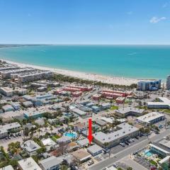 Winter Getaway! Walkable to Beach Access, Restaurants & Nightlife! Beach Equipment Included! & Pet Friendly!