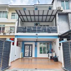 Senai three storey landed 14pax 5BR near airport
