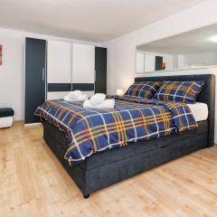 Relaxing 2BD Apartment, Ground Floor - Walk to Old Town