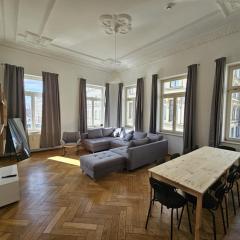 Sehr große Unterkunft mit 6 Schlafzimmern, Küche, Bad und großem Wohnzimmer im Herzen von Leipzig