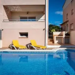 AT130 Casa con piscina privada, aire acondicionado y garaje