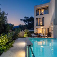 New Luxury Beachfront Villa Manera Bol with heated pool