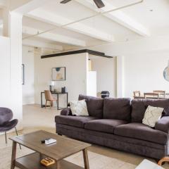 Westown 1BR Apt Near Fiserv, Baird, and Theater District
