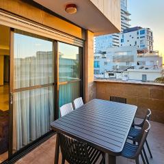 Upscale Family Home with Balcony, Parking next to Beach by FeelHome