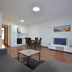 La Luna sa terasom i parkingom