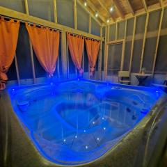 Cozy Cabin, Foliage, Hot Tub, Wi Fi, Fireplace