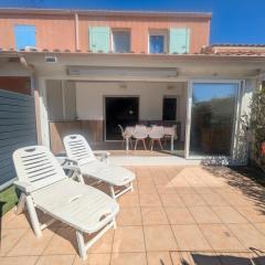Belle villa 2 chambres, veranda, terrasse parking privatif dans résidence sécurisée avec piscine commune 800 m de la mer LRCS87
