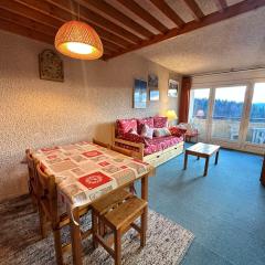 Appartement 2 pièces au pied des pistes de ski avec balcon et parking - FR-1-515-31