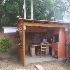 pequena Pousada Pernottare estacionamento frente e lado publico privado