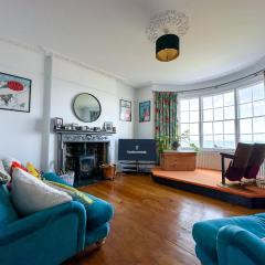 Seafront Serenity - Stylish Home for 5