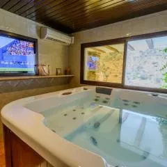 Haus Mit Integrierter Felswand Und Jacuzzi