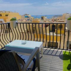 Sea View 2 Bed Apartment close to Beach