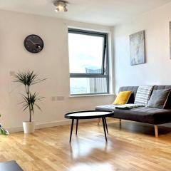 Stylish 2-Bed Flat with Parking