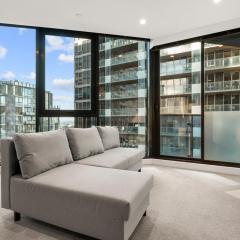 2BR Prime Spot! Steps from Crown & Yarra River